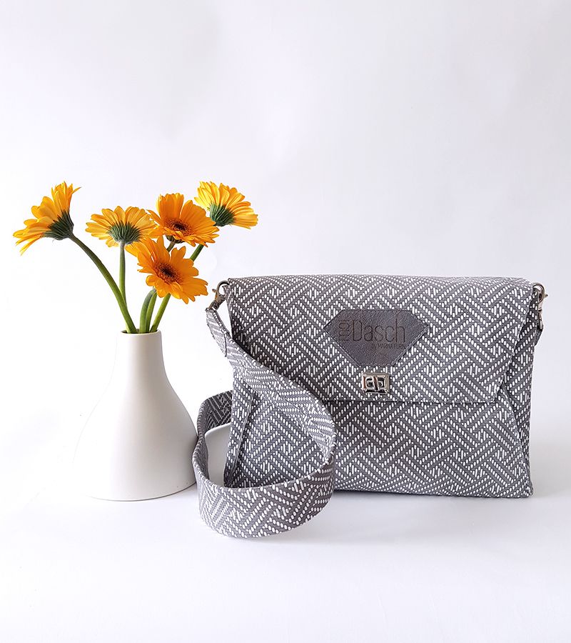 Marina Furin Berlin Künstlerin Designerin Lederskulpturen Taschen Accessoires Kunst Bags Jewelry Art Leathersculpture Joy Grau