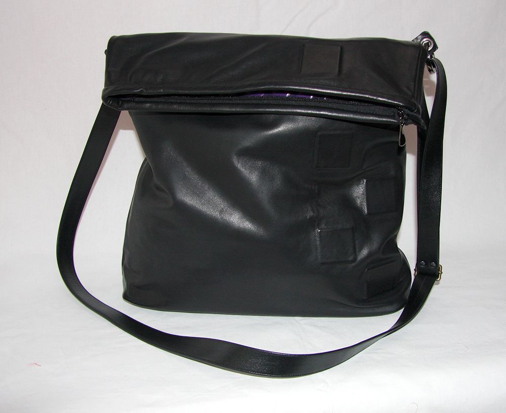 Marina Furin Berlin Künstlerin Designerin Lederskulpturen Taschen Accessoires Kunst Bags Jewelry Art Leathersculpture Messenger Bag