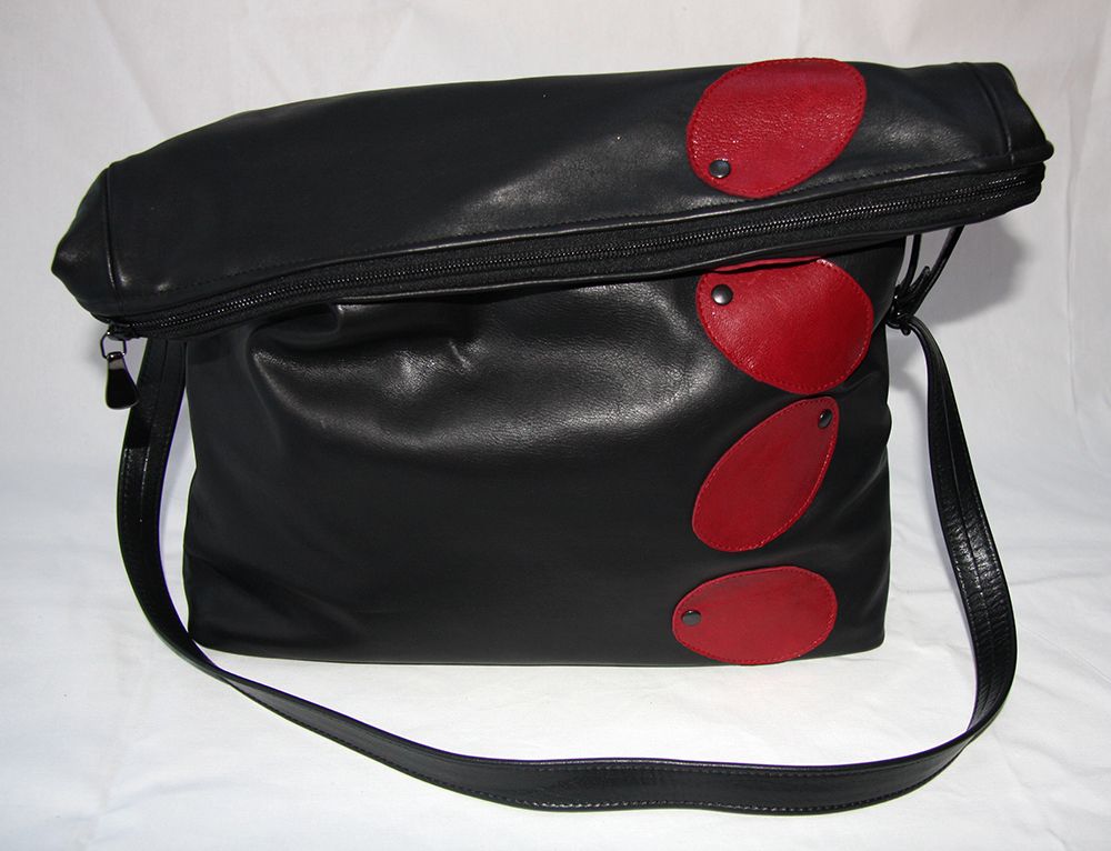 Marina Furin Berlin Künstlerin Designerin Lederskulpturen Taschen Accessoires Kunst Bags Jewelry Art Leathersculpture Messenger Bag