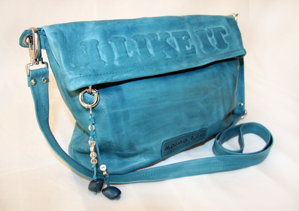 Marina Furin Berlin Künstlerin Designerin Lederskulpturen Taschen Accessoires Kunst Bags Jewelry Art Leathersculpture I like it Blau