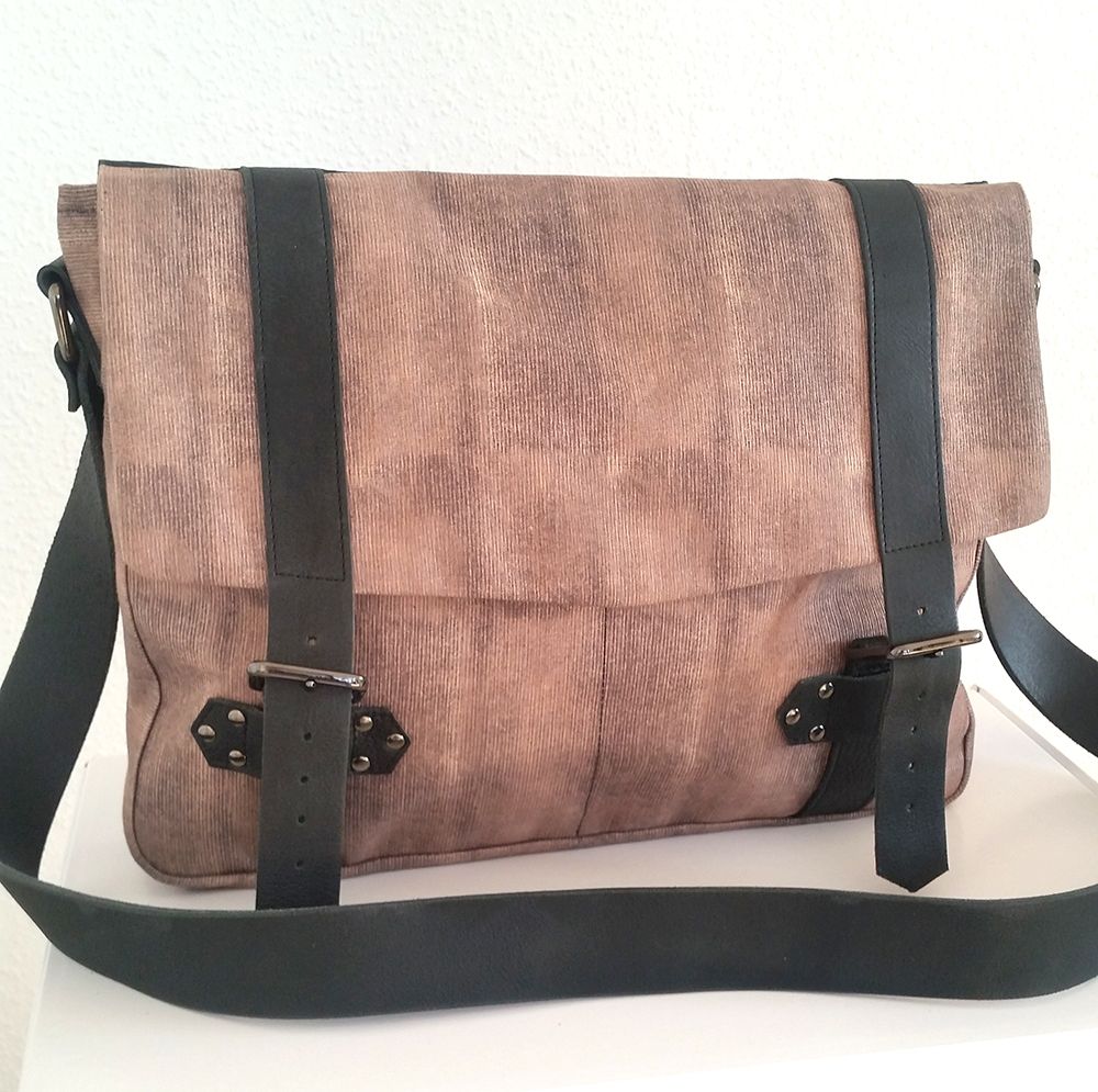 Marina Furin Berlin Künstlerin Designerin Lederskulpturen Taschen Accessoires Kunst Bags Jewelry Art Leathersculpture Messender Bag