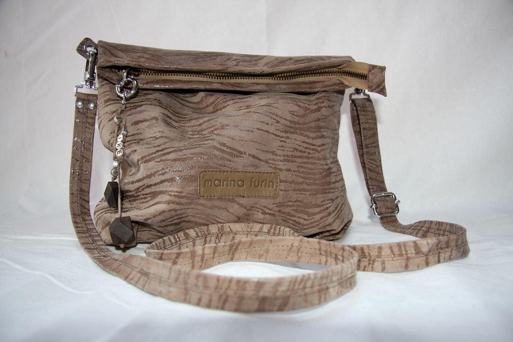 Marina Furin Berlin Künstlerin Designerin Lederskulpturen Taschen Accessoires Kunst Bags Jewelry Art Leathersculpture I like it Taupe